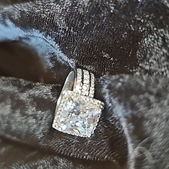 Ladies BEAUTIFUL Rinestone Earrings and a Ring size 6 925 Silver with a cz .... - Picture 7 of 11